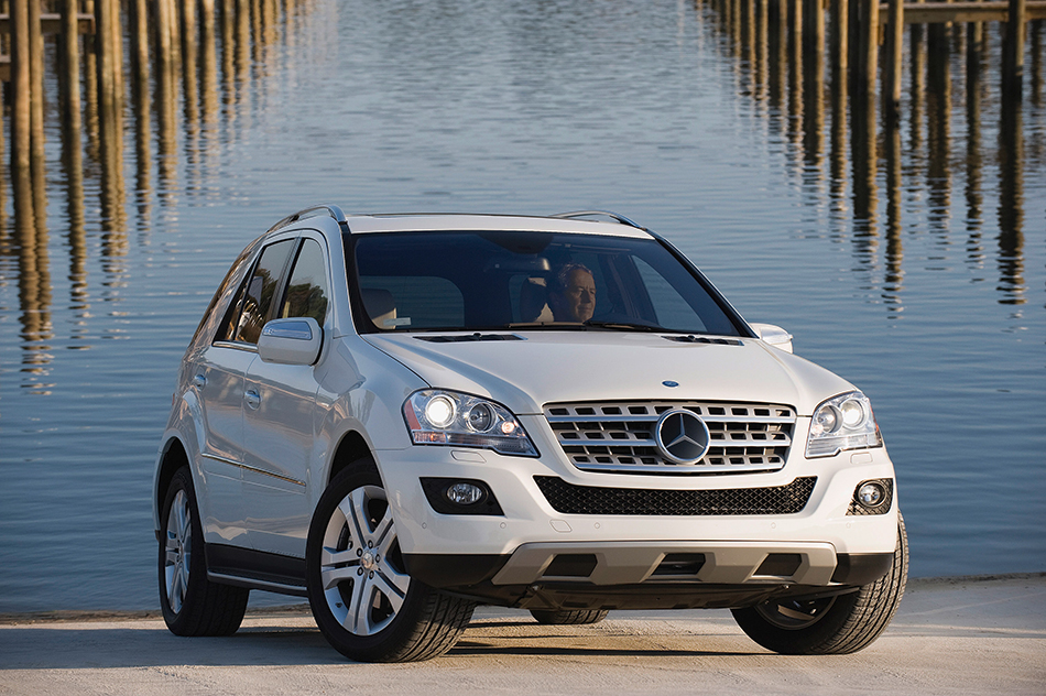 2009 Mercedes-Benz M-Class Front Angle