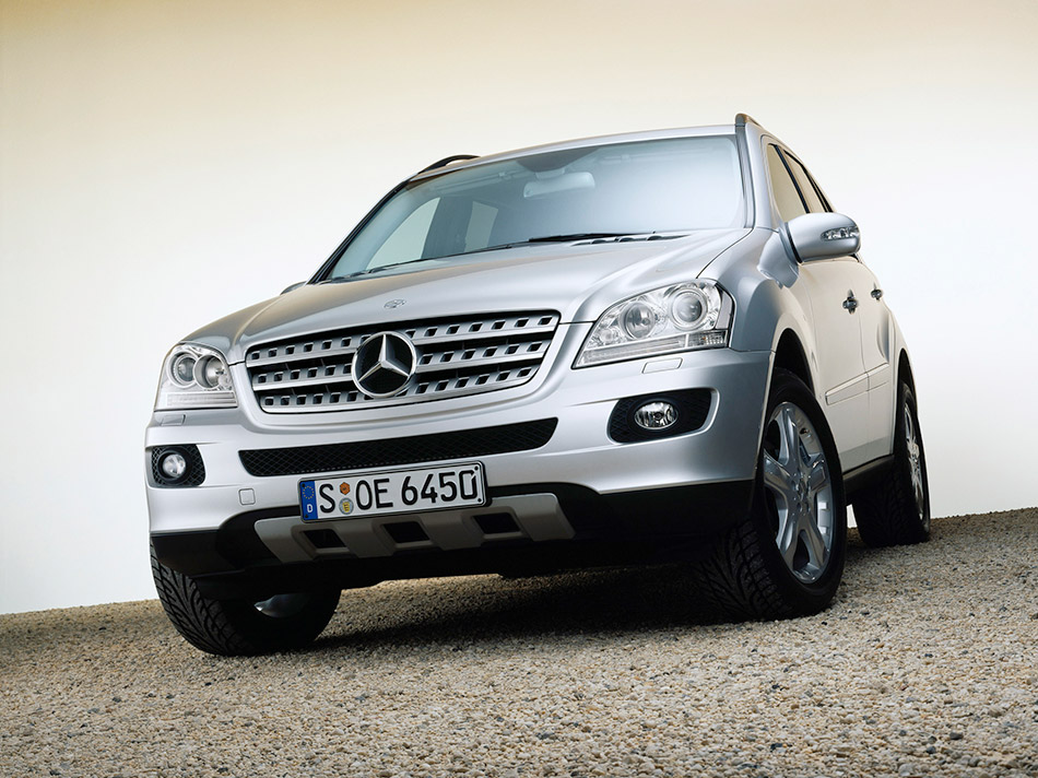 2006 Mercedes-Benz ML350 Front Angle