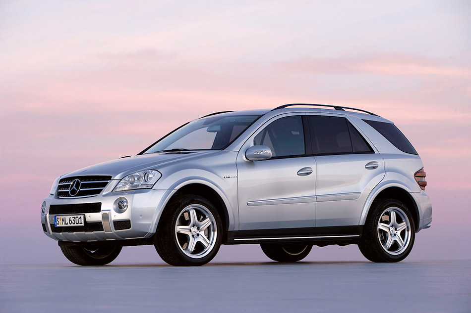 2006 Mercedes-Benz ML63 AMG Front Angle