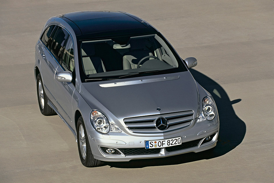 2006 Mercedes-Benz R500 Front Angle