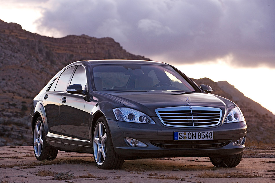 2007 Mercedes-Benz S 500 4MATIC Front Angle