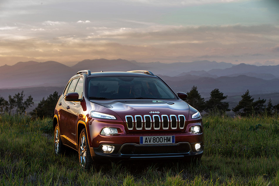 2014 Jeep Cherokee EU-Version Front Angle
