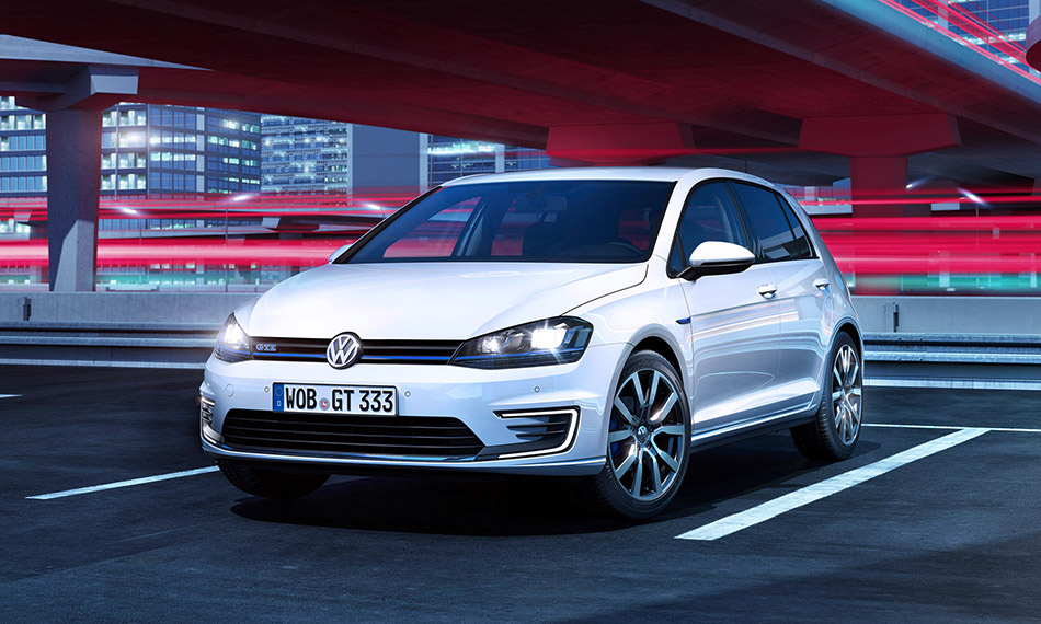 2015 Volkswagen Golf GTE Front Angle