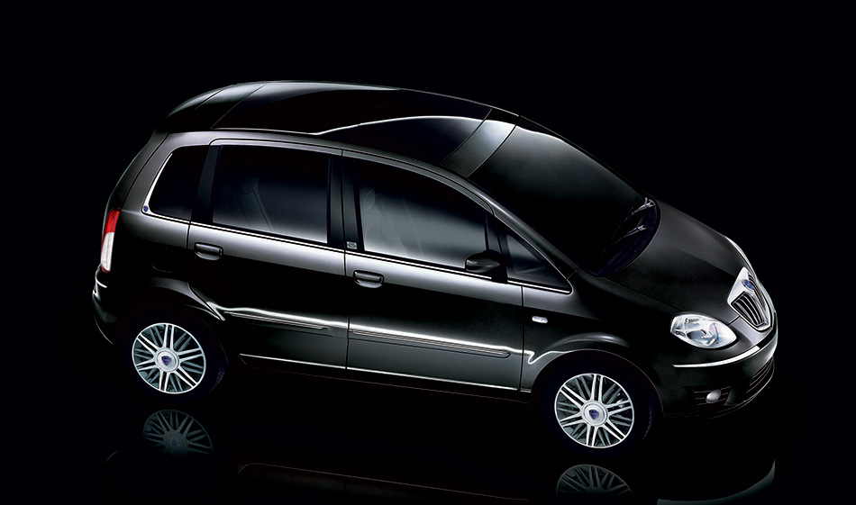 2008 Lancia Musa Poltrona Frau Front Angle