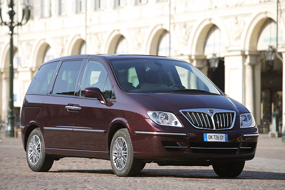 2008 Lancia Phedra Front Angle