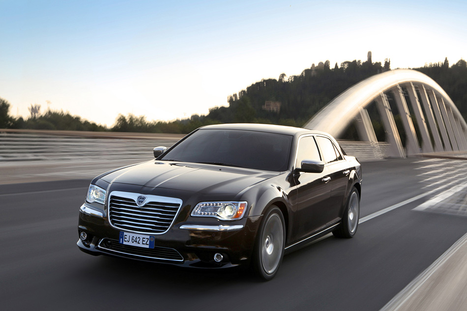 2012 Lancia Thema Front Angle