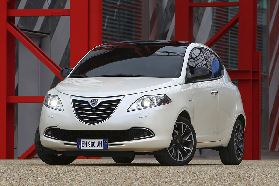 2012 Lancia Ypsilon Front Angle