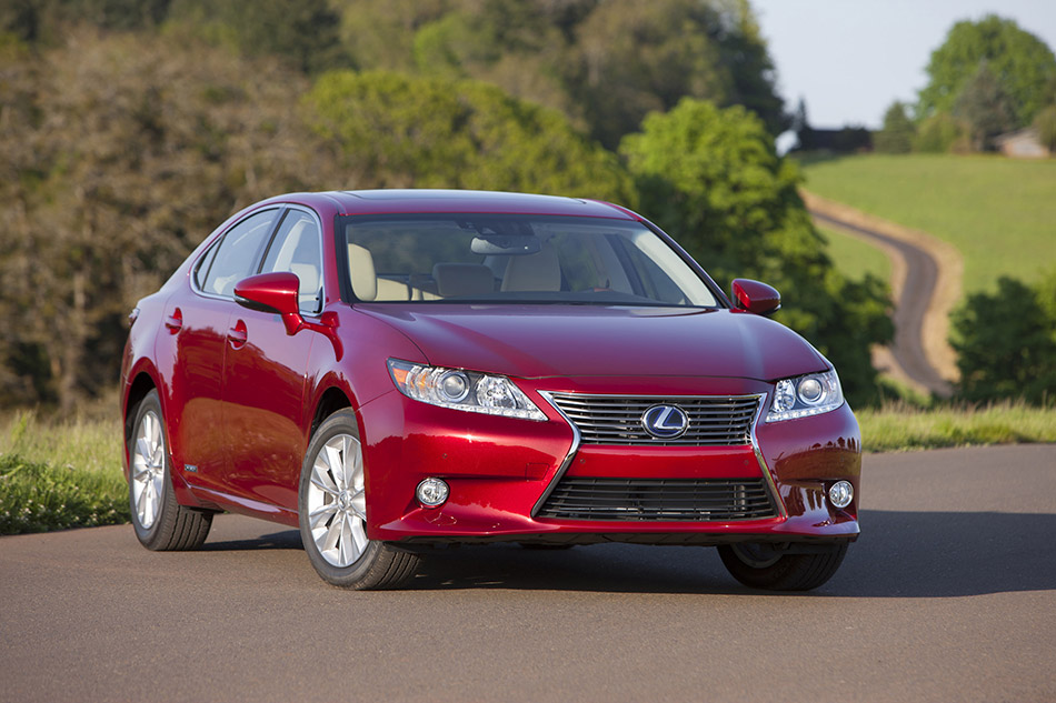 2013 Lexus ES 300h Front Angle