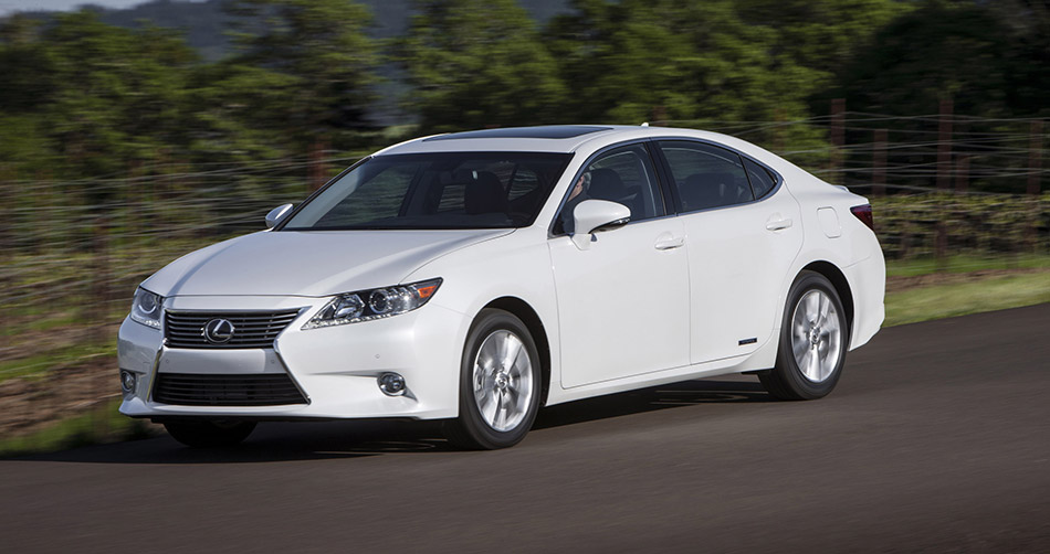 2014 Lexus ES 300h Front Angle