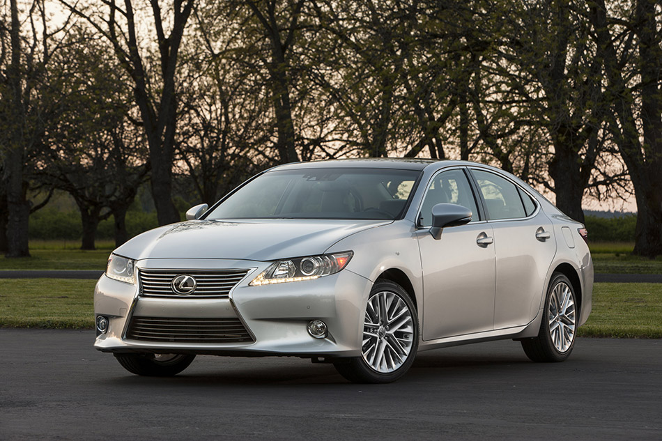 2013 Lexus ES 350 Front Angle