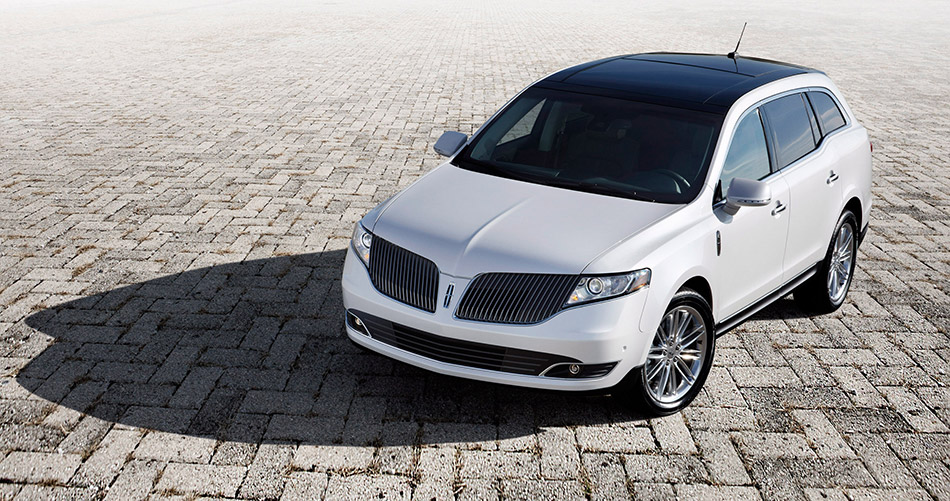 2013 Lincoln MKT Front Angle