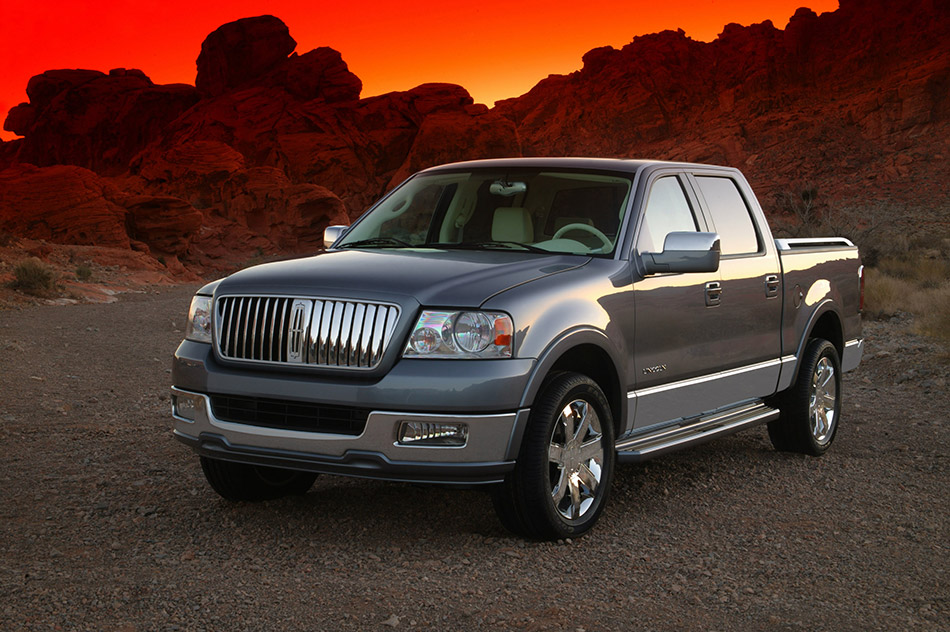 2006 Lincoln Mark LT Front Angle