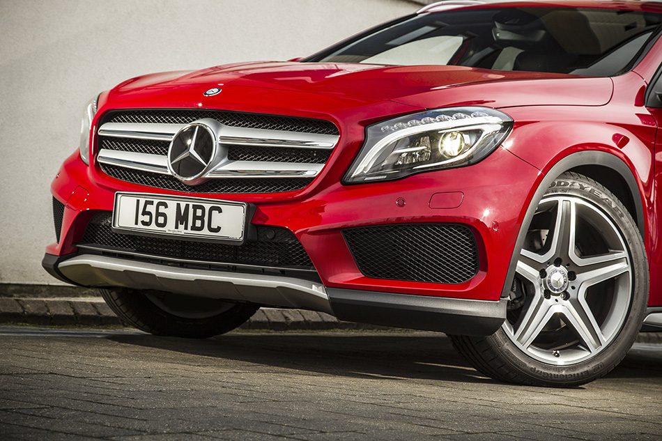 2015 Mercedes-Benz GLA UK-Version Front