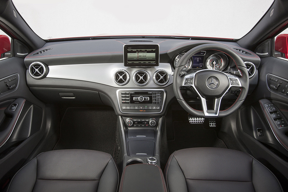 2015 Mercedes-Benz GLA UK-Version Interior