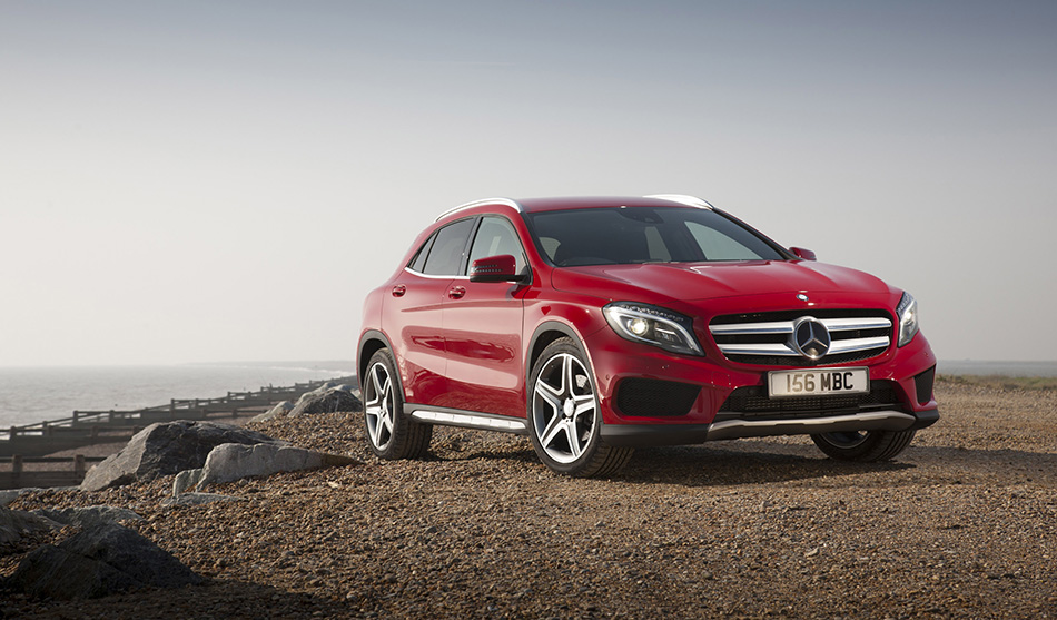 2015 Mercedes-Benz GLA UK-Version Front Angle