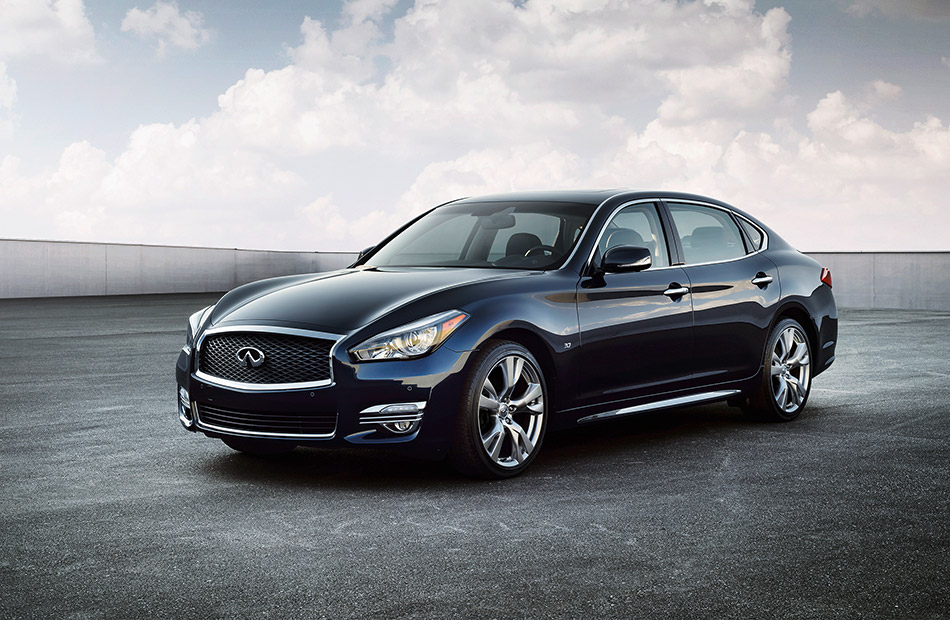 2015 Infiniti Q70L Front Angle