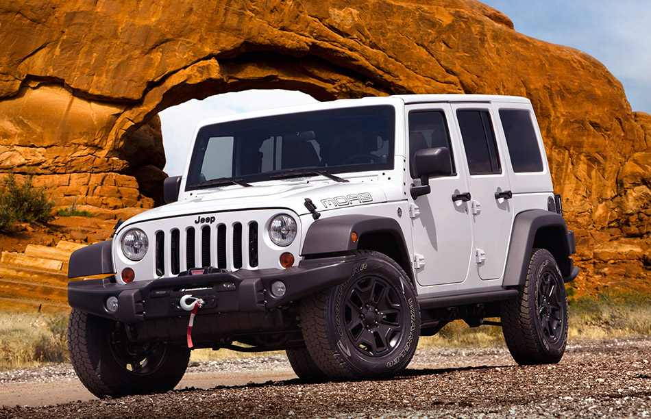 2013 Jeep Wrangler Unlimited Moab Front Angle