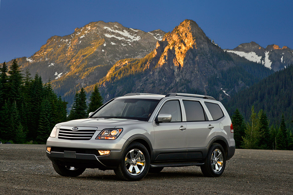 2009 Kia Borrego Front Angle