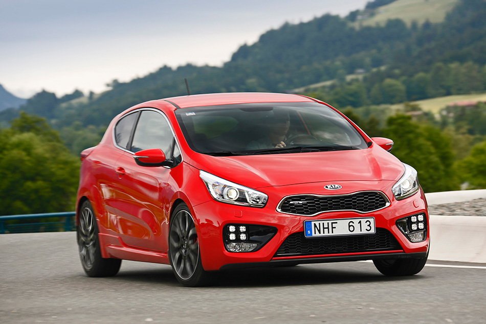 2014 Kia Pro Ceed GT 3-door Front Angle