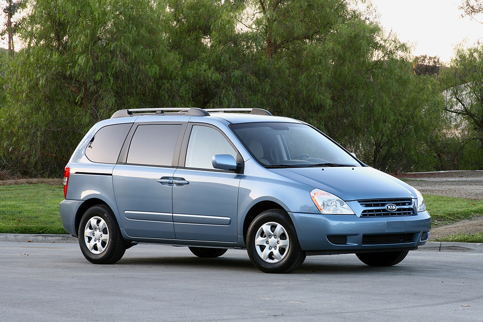 2009 Kia Sedona Front Angle