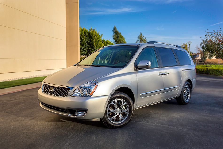 2014 Kia Sedona Front Angle