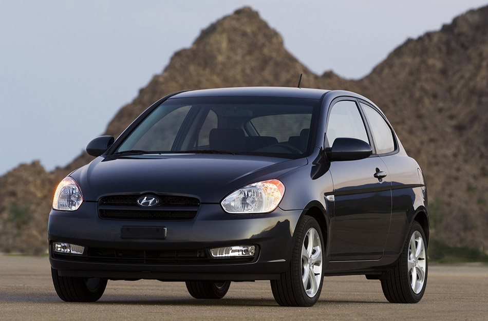 2010 Hyundai Accent Front Angle