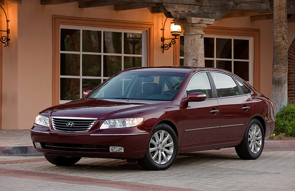 2010 Hyundai Azera Front Angle