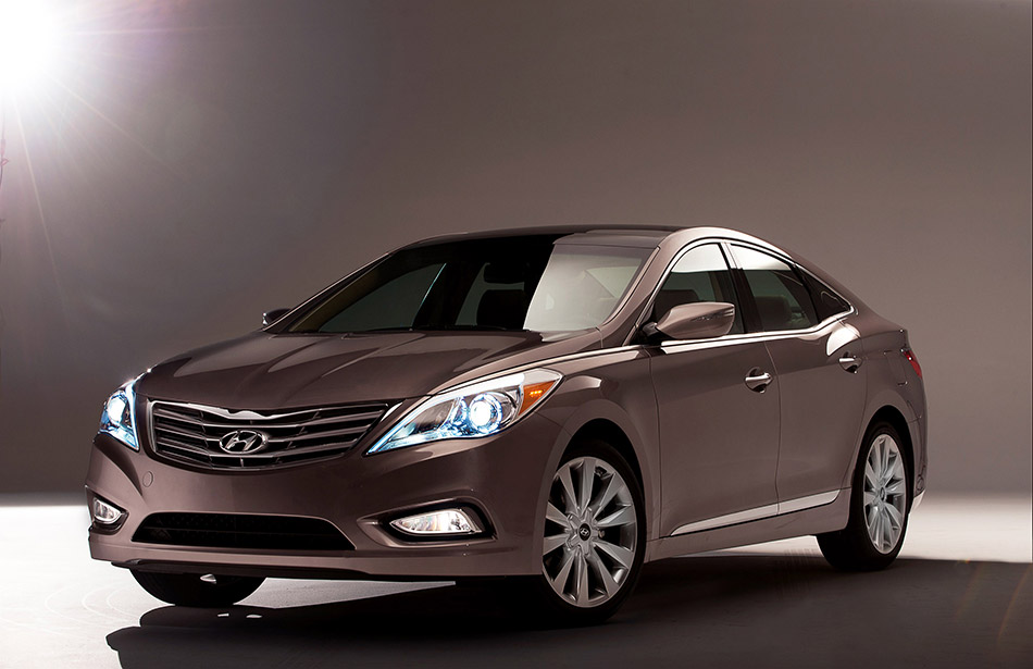 2012 Hyundai Azera Front Angle