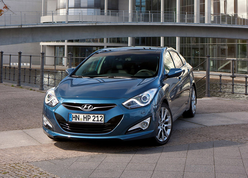 2012 Hyundai i40 Front Angle