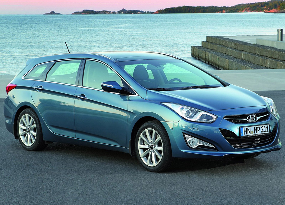 2012 Hyundai i40 Wagon Front Angle