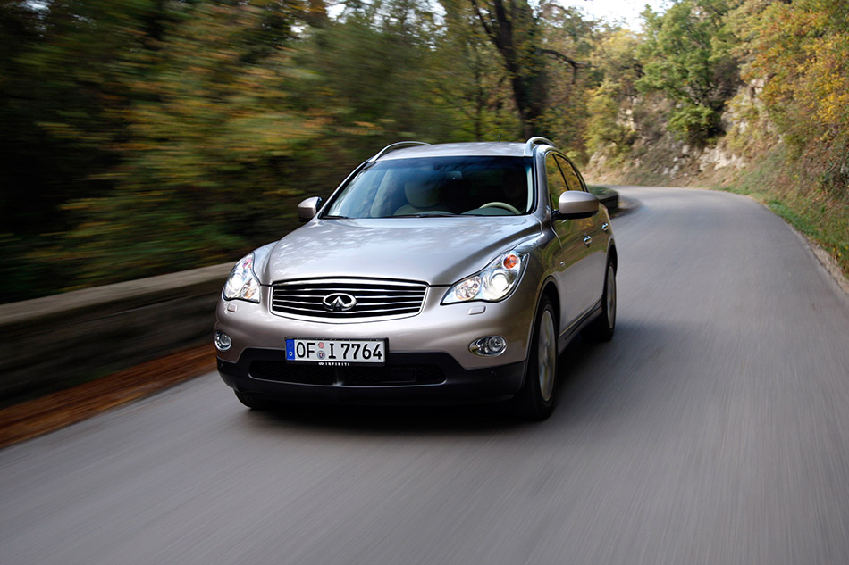 2009 Infiniti EX37 Front Angle