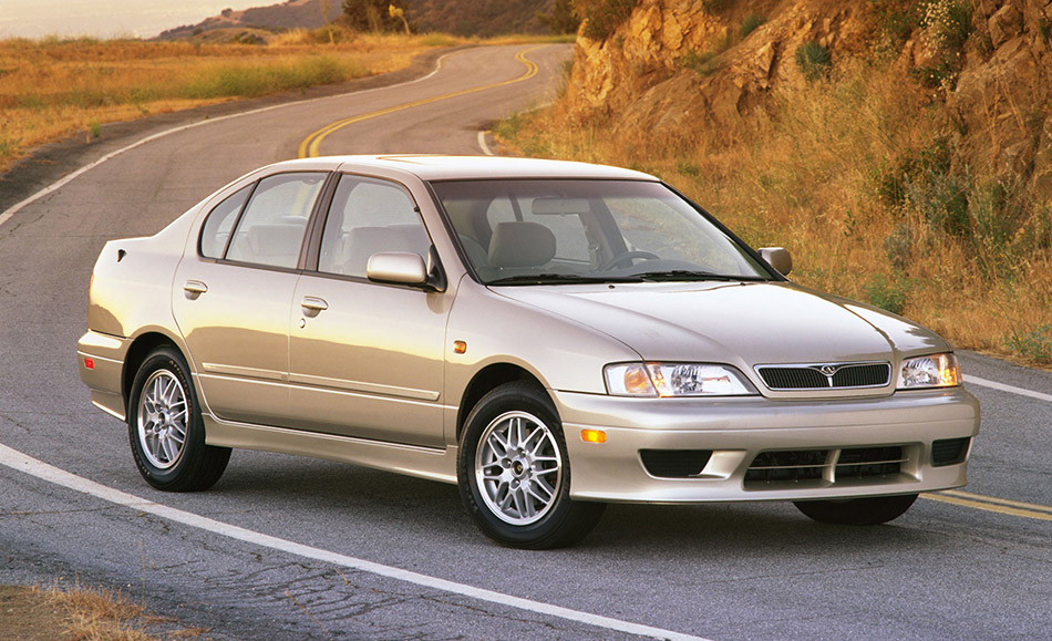 2001 Infiniti G20 Sports Sedan Front Angle