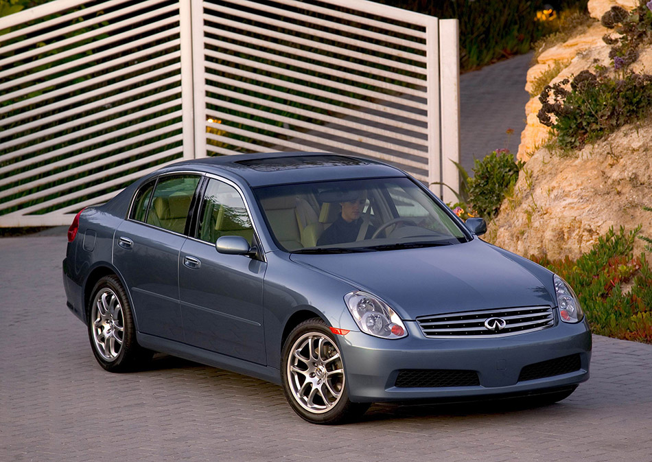 2005 Infiniti G35 Sedan Front Angle