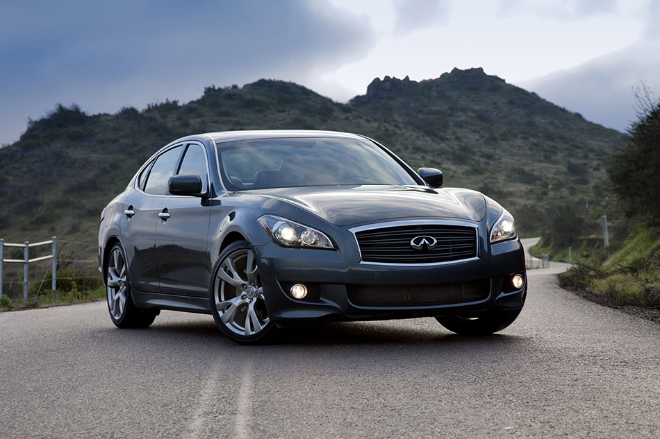 2011 Infiniti M Front Angle