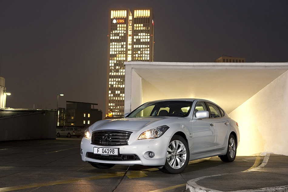 2011 Infiniti M35h Front Angle