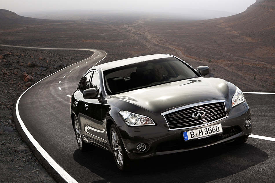 2013 Infiniti M35h GT Front Angle
