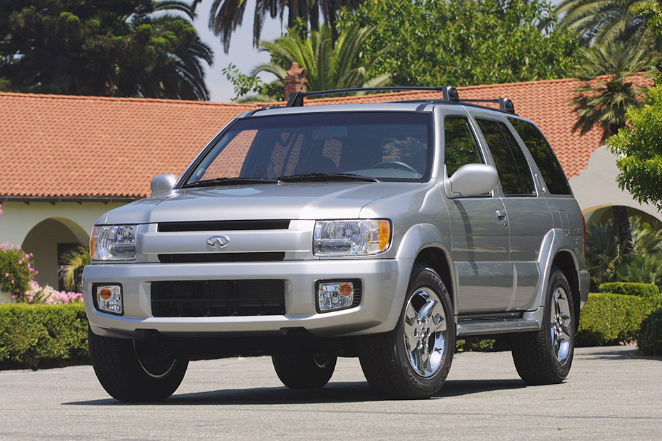 2003 Infiniti QX4 Front Angle