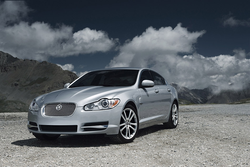 2010 Jaguar XF Front Angle