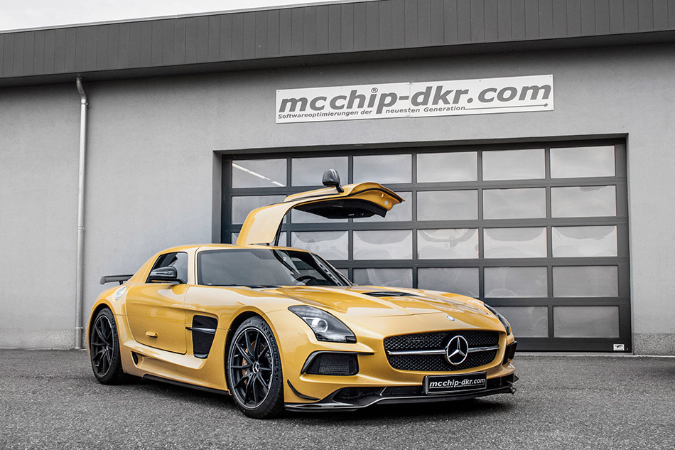 2014 MCCHIP-DKR Mercedes-Benz SLS 63 AMG Black Series  Front Angle