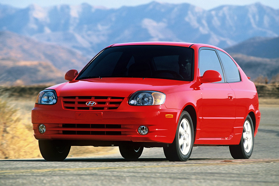 2005 Hyundai Accent Front Angle