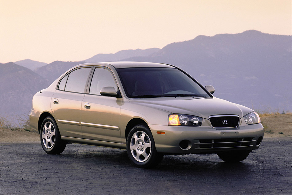 2001 Hyundai Elantra GLS Front Angle