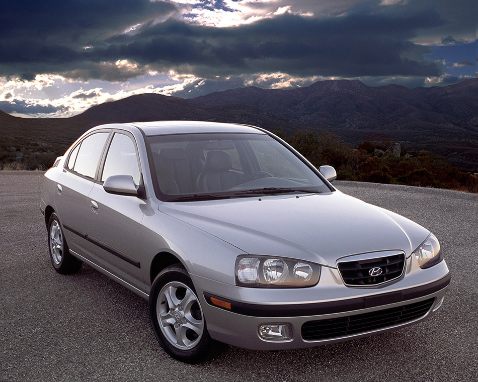 2003 Hyundai Elantra GT 4-Door Front Angle