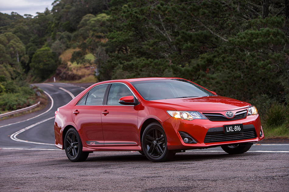 2014 Toyota Camry RZ Front Angle