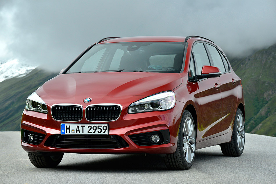 2015 BMW 218d Active Tourer Front Angle