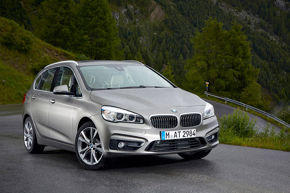 2015 BMW 225i Active Tourer Front Angle