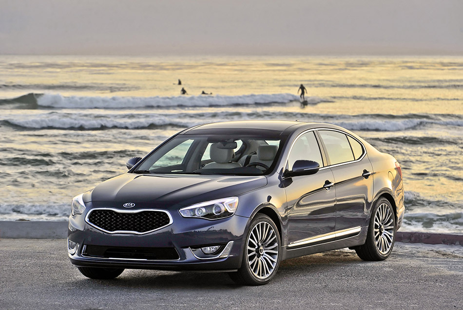 2015 Kia Cadenza Front Angle