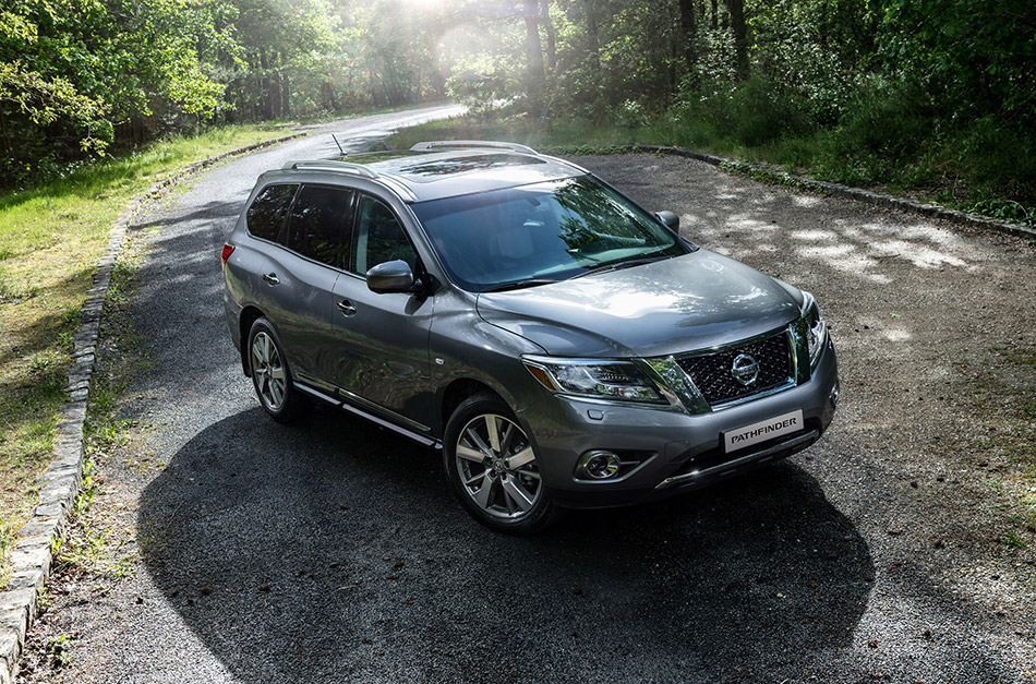 2015 Nissan Pathfinder Front Angle