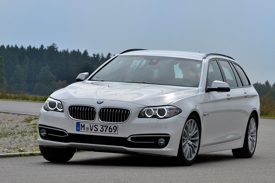 2015 BMW 520d Touring Front Angle