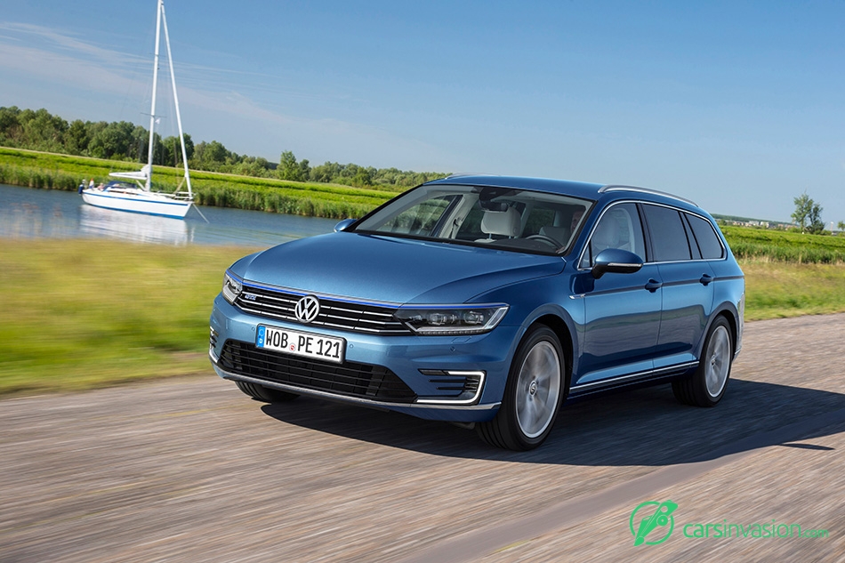 2015 Volkswagen Passat GTE Variant Front Angle