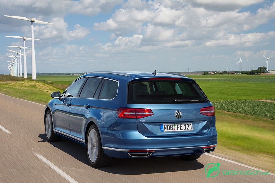 2015 Volkswagen Passat GTE Variant Rear Angle